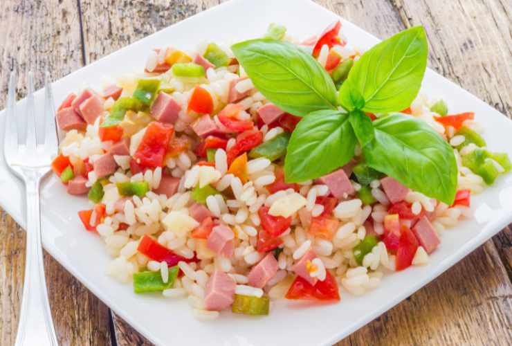 piatto con insalata di riso
