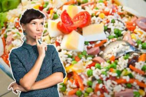 donna pensierosa e insalata di riso