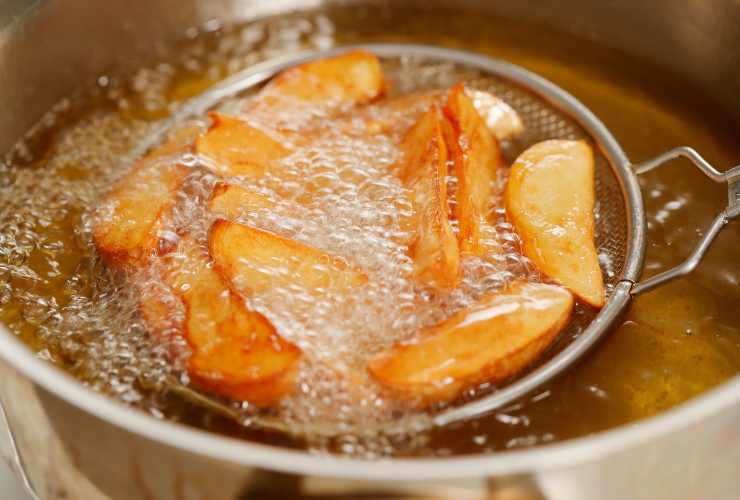 patate che si friggono nell'olio