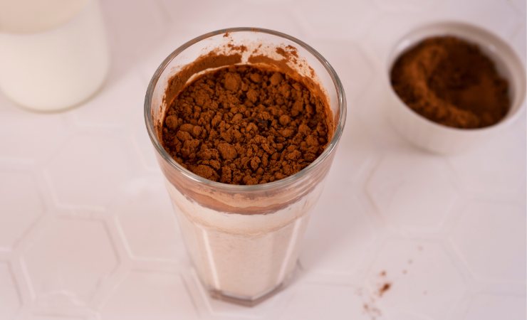 bicchiere di latte e cacao in polvere