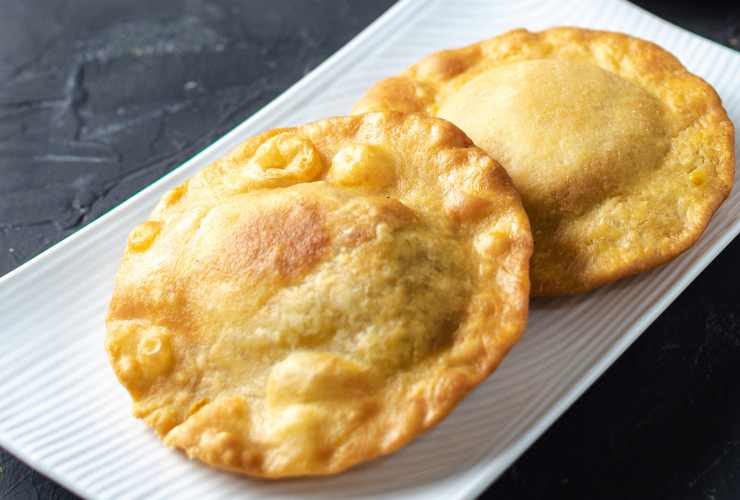 due Pastelitos de Carne nel piatto