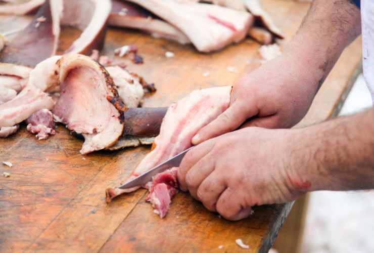 tagliare il guanciale su tagliere