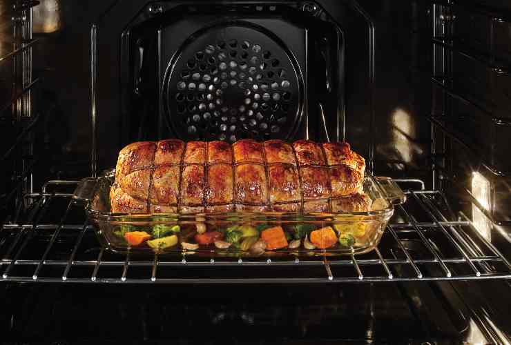 arrosto al forno in un tegame con delle verdure miste