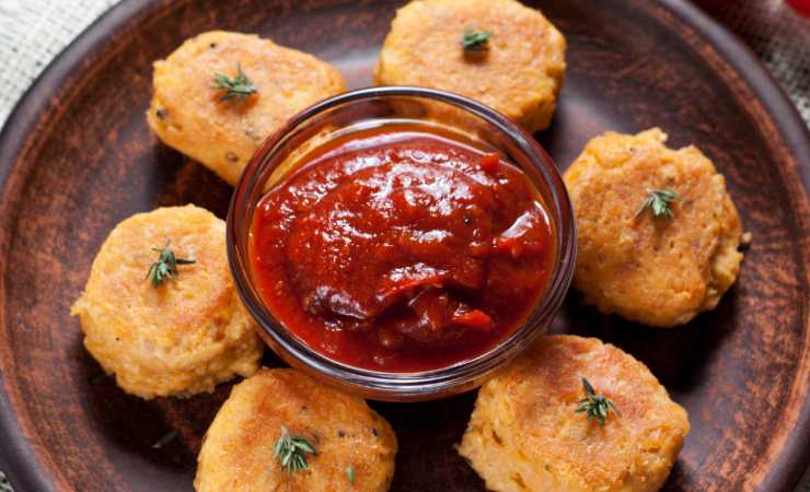 polpette di salmone e salsa al centro