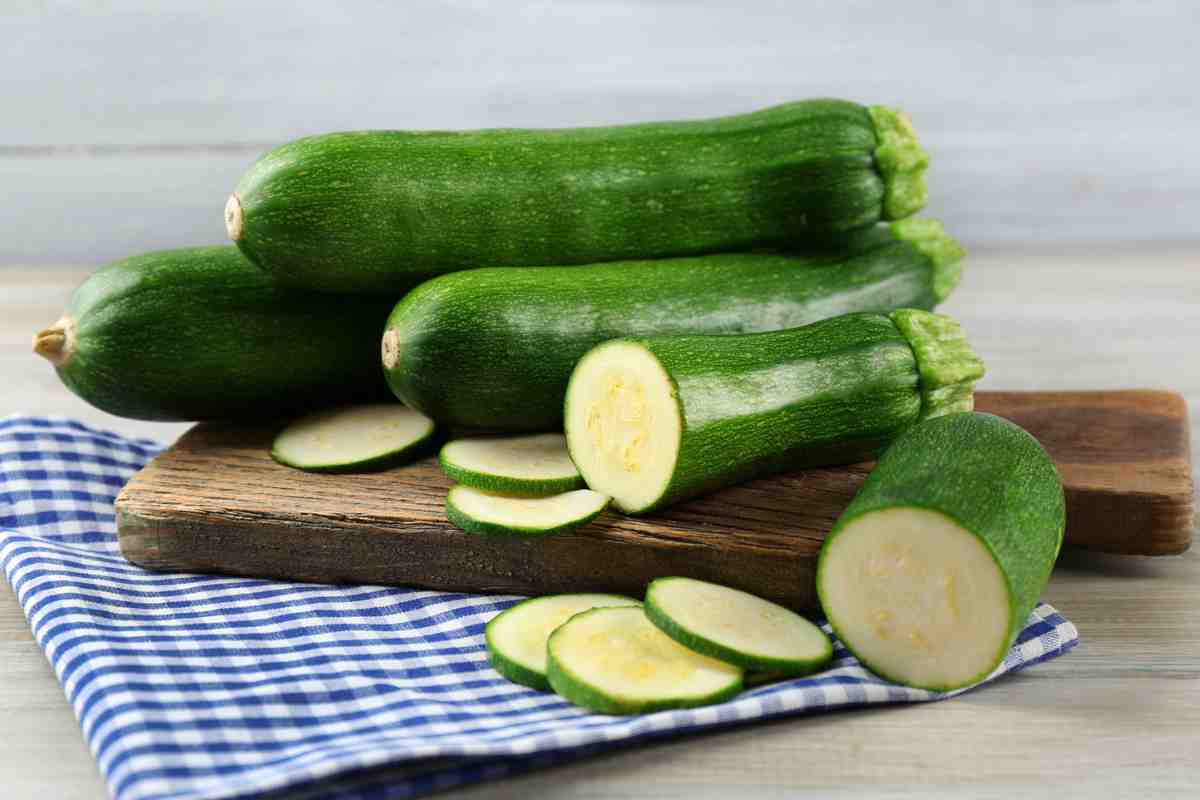 Zucchine tagliate su un tagliere