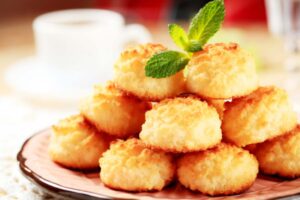 biscottini messi a piramide su un piatto