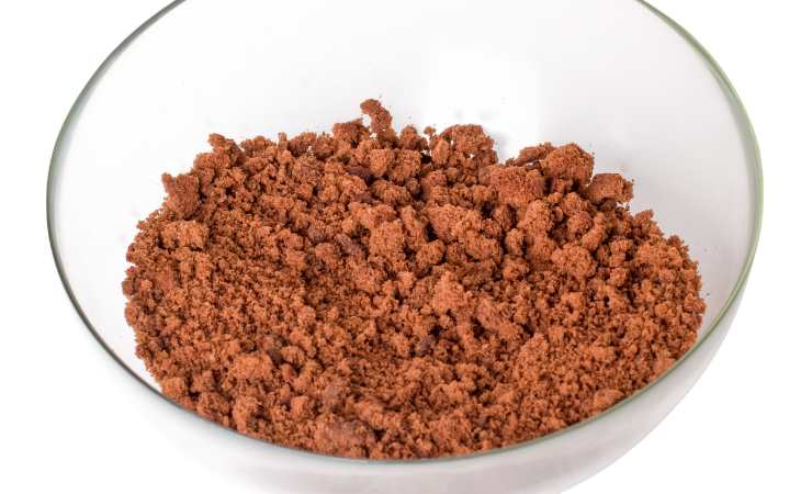 scodella con biscotti sbriciolati