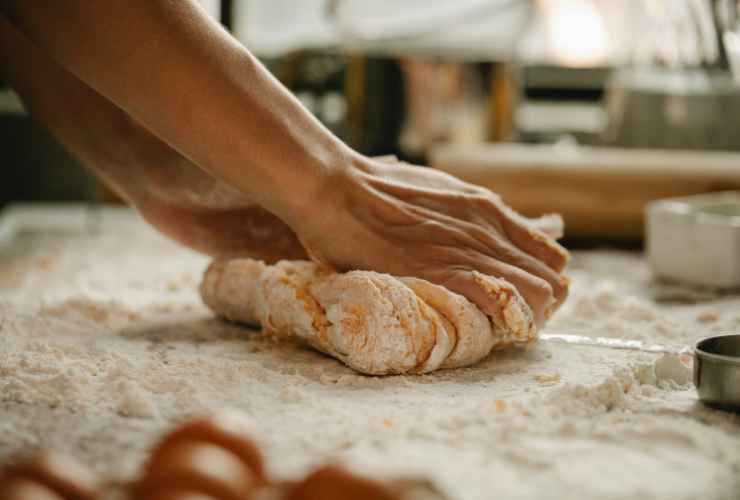 impastare con le mani