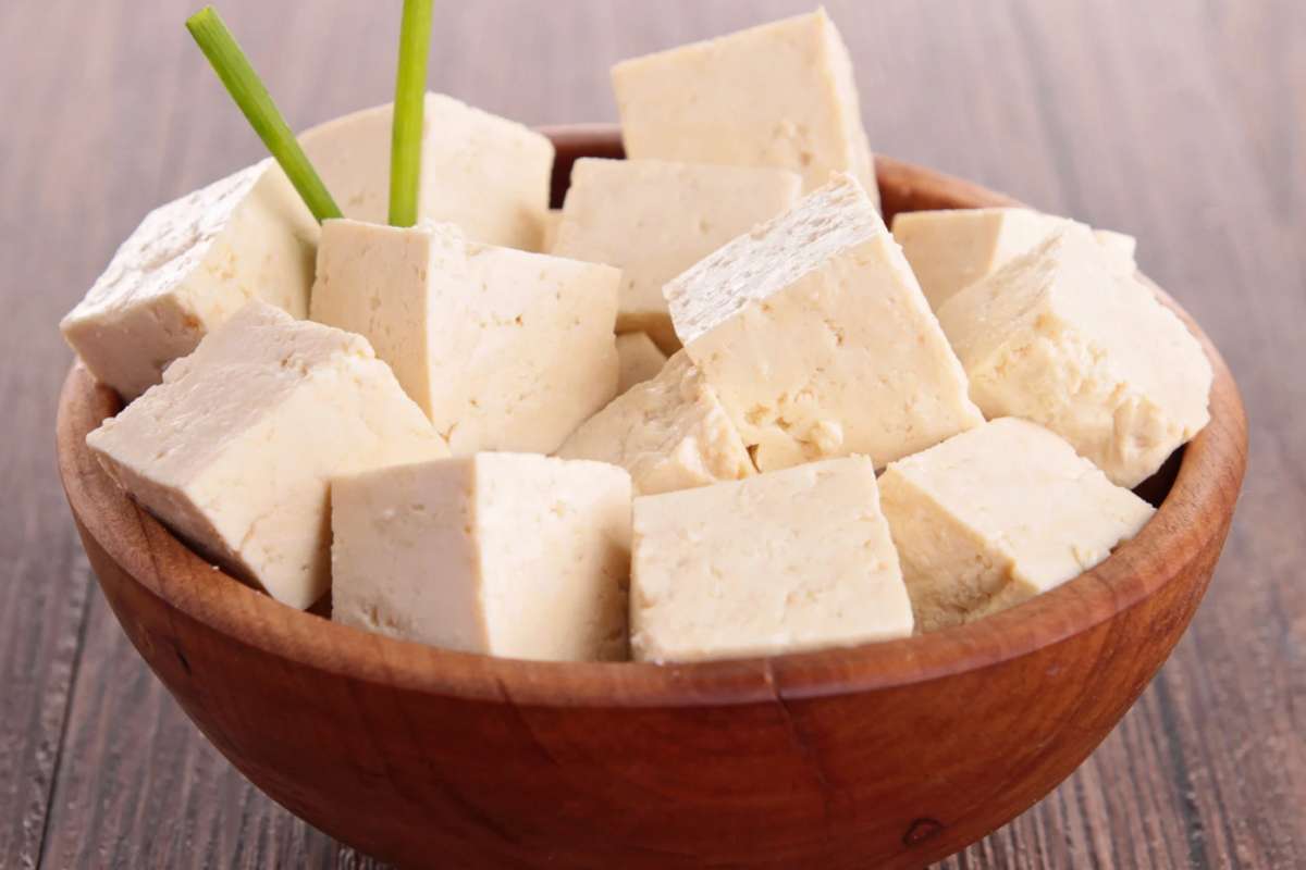 Tofu in una ciotola tagliato a cubetti