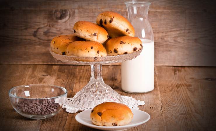 brioche con gocce di cioccolato e brocca di latte