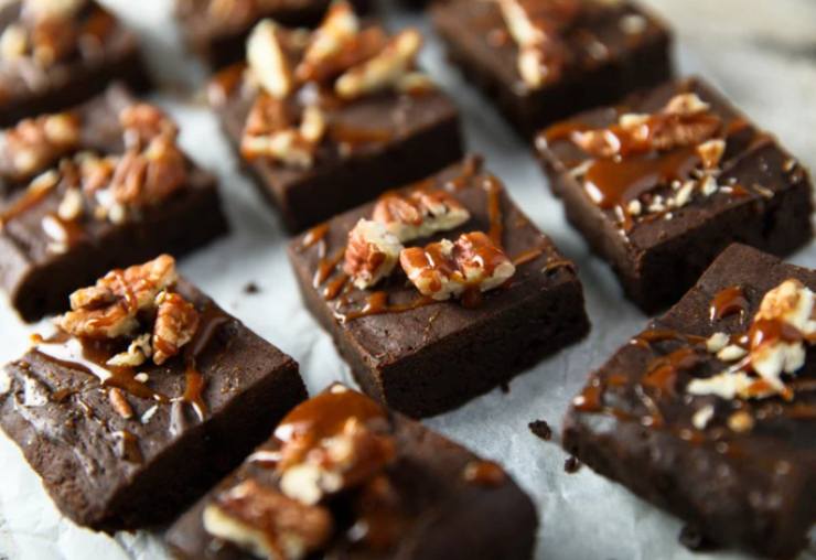 brownies tagliati a quadretti al gusto cioccolato