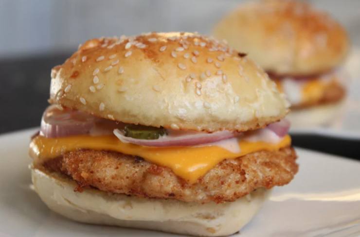 panino con burger di tonno e formaggio fuso