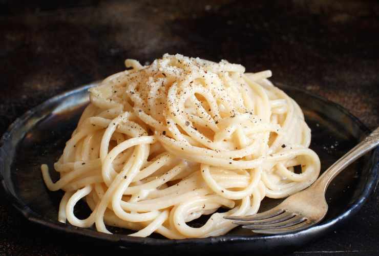 piatto di bucatini cacio e pepe