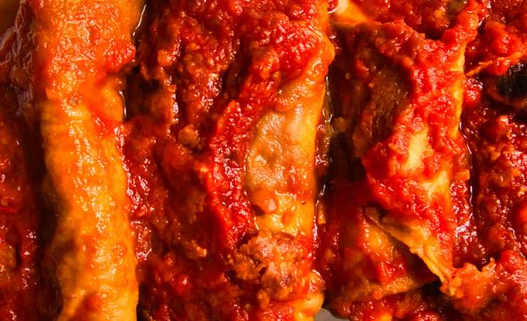 Fette di formaggio con salsa di pomodoro
