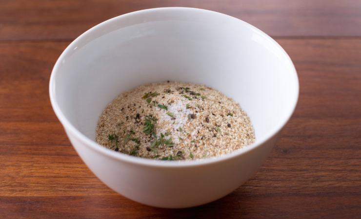 ciotola con pangrattato, formaggio e spezie
