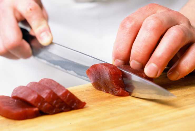 tagliare il tonno fresco