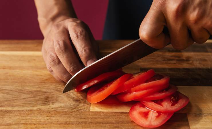 affettare pomodori