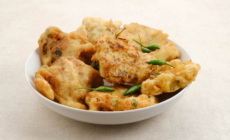 piatto di frittelle di verdure con peperoncini