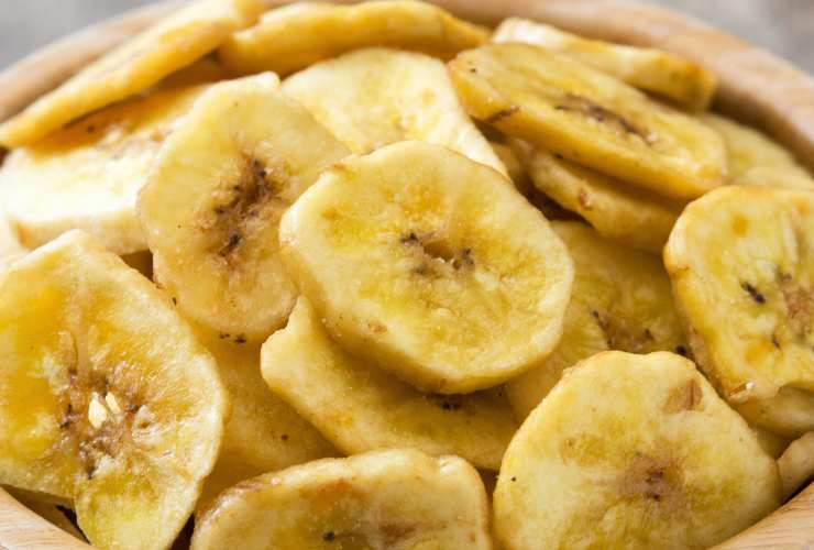 chips di banane in ciotola
