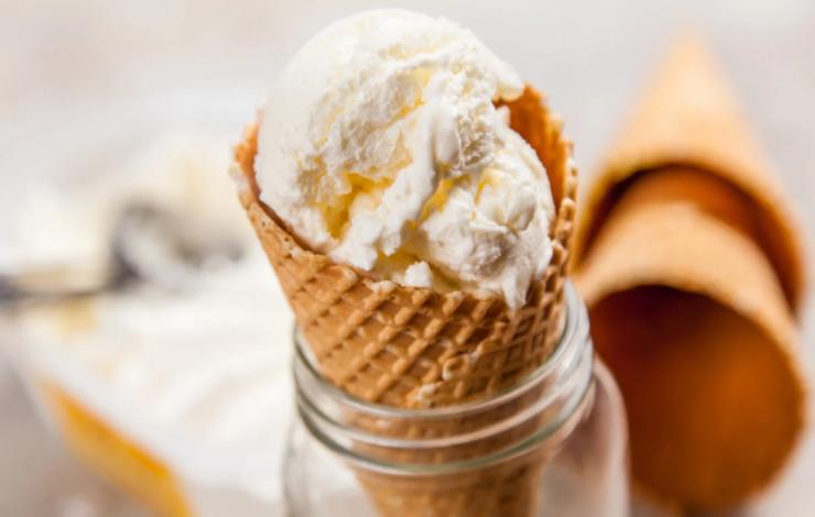 cialda ripiena di gelato in un vasetto