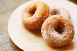 ciambelle con sopra dello zucchero