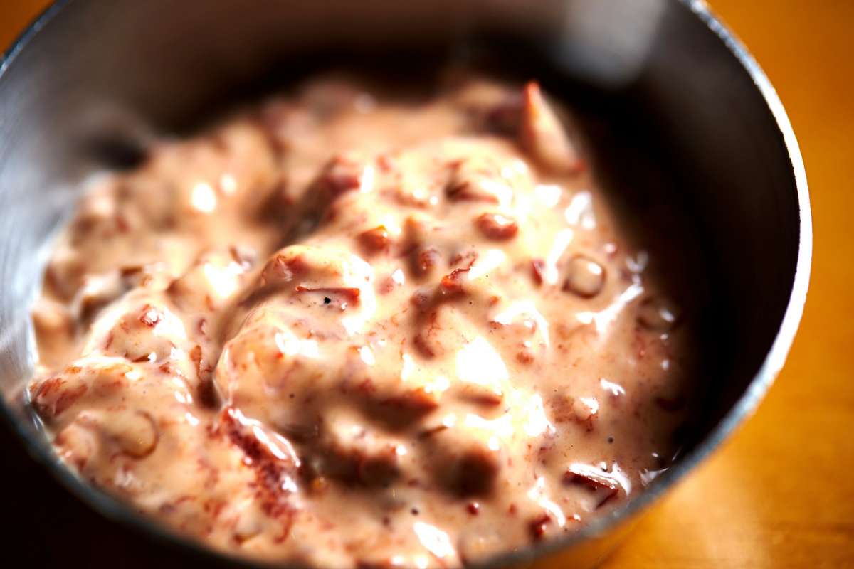 Piatto con cipolle e salsa