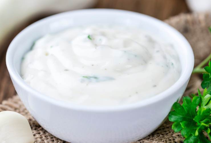 ciotola con la crema di parmigiano