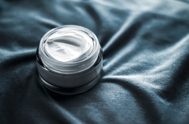 vasetto di crema viso
