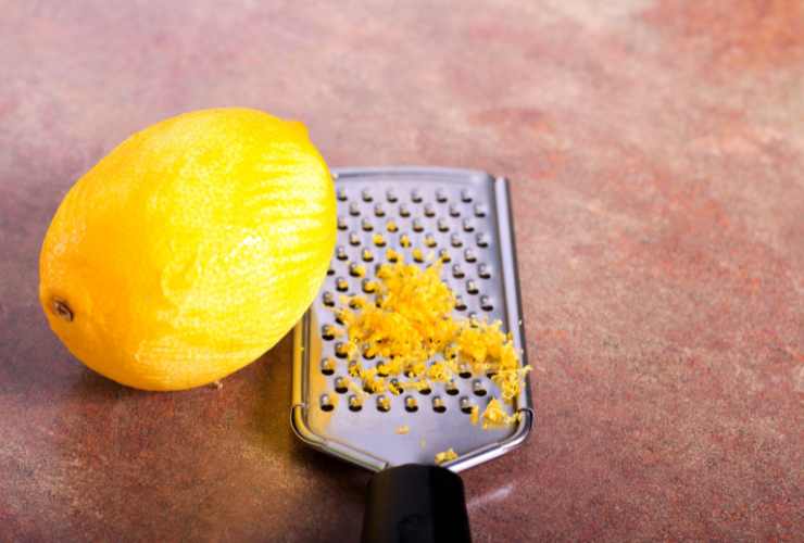 limone e grattugia con scorza grattugiata