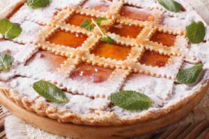Crostata con marmellata e zucchero a velo