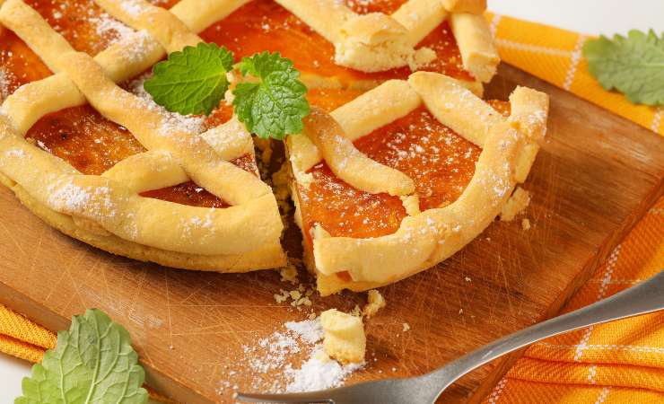 Crostata con marmellata e foglie di menta