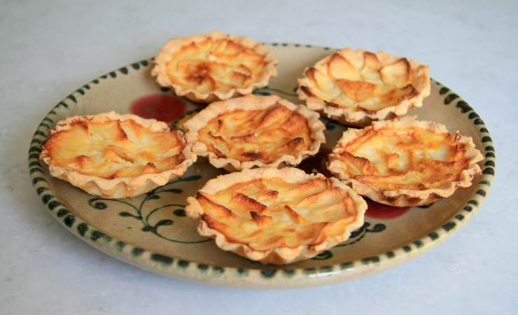 piatto con crostatine di pasta sfoglia e mele