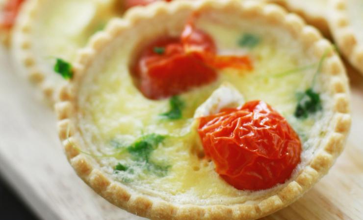 crostatina salata ricotta e pomodori