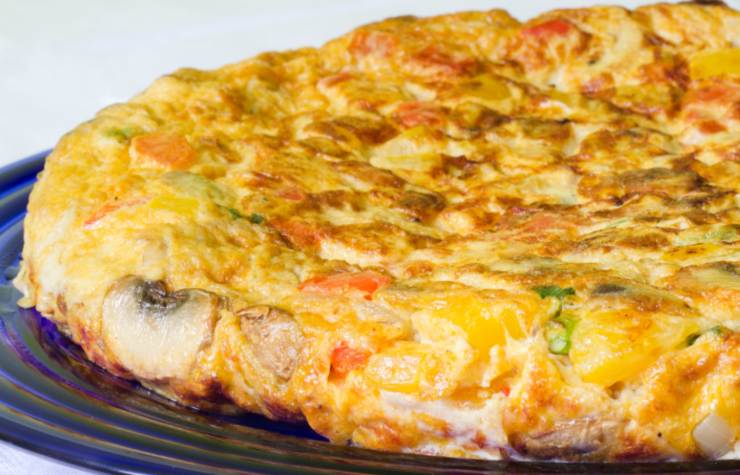 farifrittata di verdure su un piatto