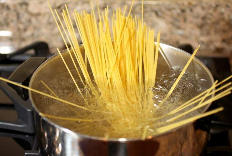 spaghetti cuociono nell'acqua bollente
