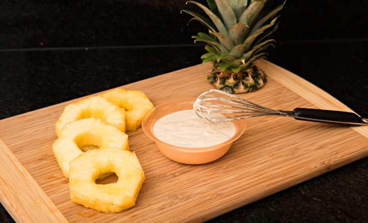 ananas e pastella su tagliere