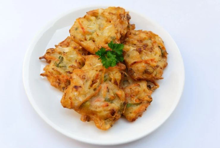 frittelle dorate di peperoni in un piatto