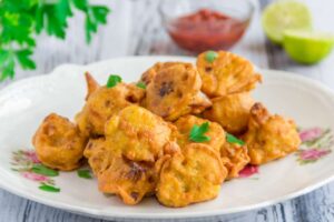 frittelle dorare in un piatto con erbe aromatiche