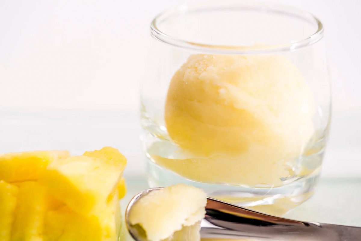 Frutta gelata all'ananas nel bicchiere