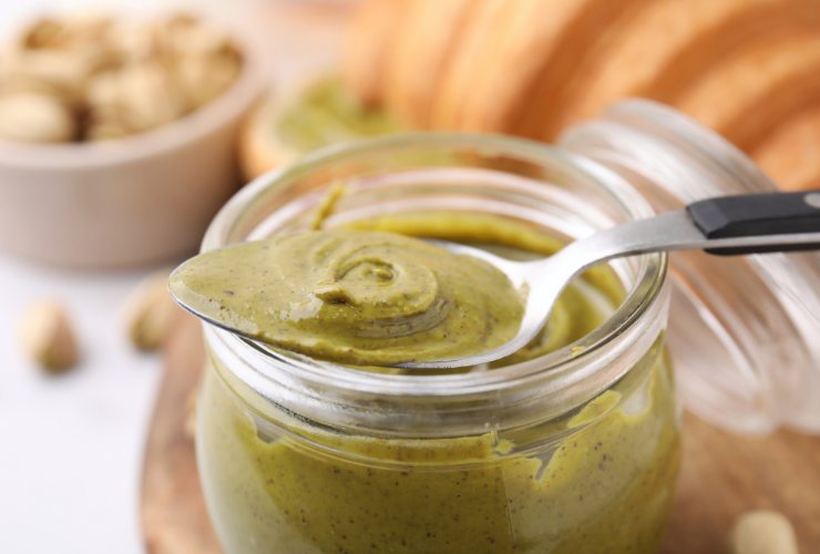 cucchiaio con la ganache al pistacchio e barattolo