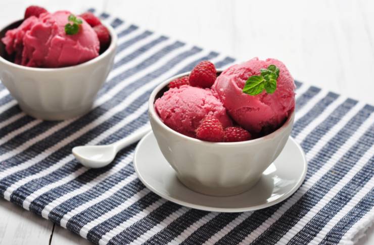 due coppe di gelato ai lamponi
