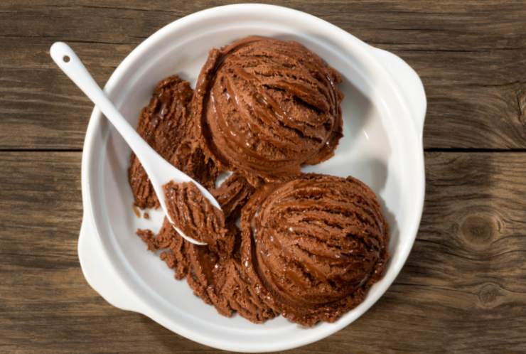 gelato al cioccolato dentro ad una coppa