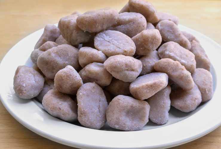 gnocchi di melanzane crude in un piatto