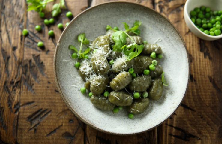 gnocchi di piselli in un piatto