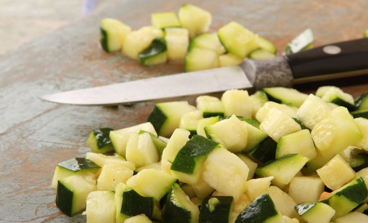 Zucchine tagliate a dadini