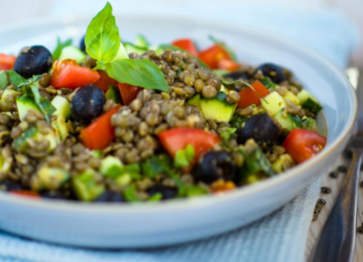 insalata di lenticchie con verdure e olive