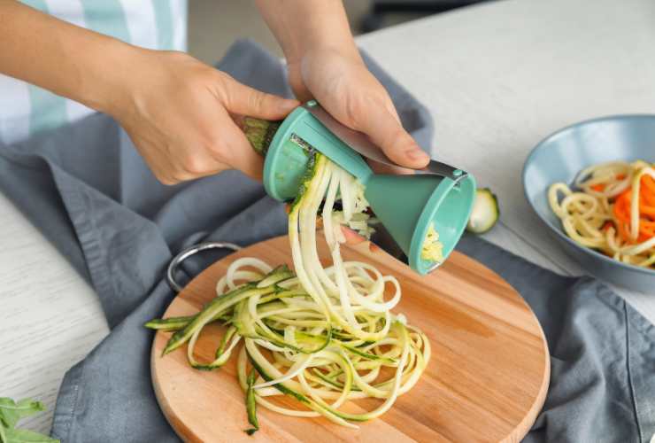 tagliare le zucchine a spaghetti