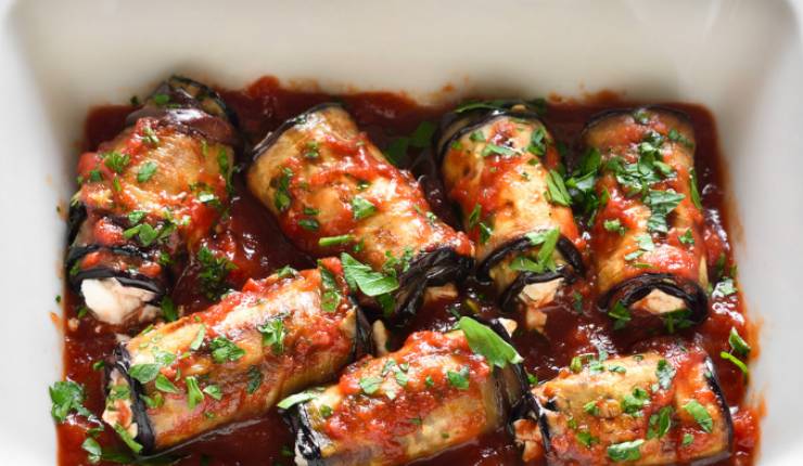 Involtini di melanzane al sugo con erbe aromatiche