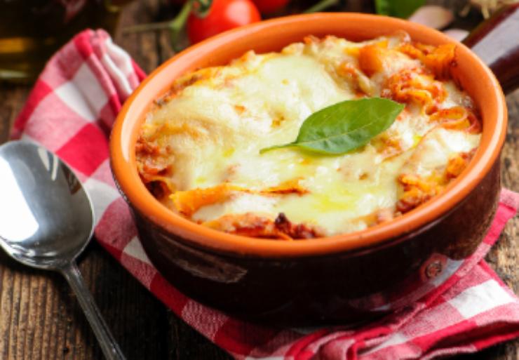 lasagna con sugo e mozzarella