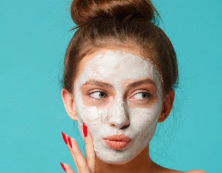 donna con una maschera di bellezza sul viso